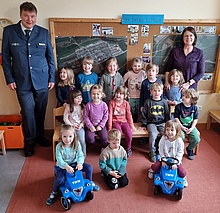 Die Leiterin Carola Thirion freute sich zusammen mit den Kindern des Kindergartens St. Nikolaus in Pfünz über die Geschenke des THW Eichstätt. (Bild: Anna Scheinbacher)