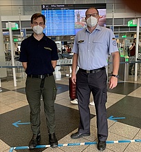 Als Teil des Hilfsteams der EU flog Ferdinand Jarisch (links) vom Flughafen München ins Katastrophengebiet ab und wurde verabschiedet von Christian Tontarra, dem Ortsbeauftragten des THW-Eichstätt. (Foto: THW Eichstätt)